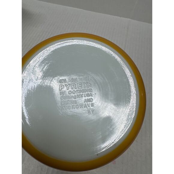 Pyrex Bowls 1Qt & 1.5 Pt In Butterfly Gold & White Pattern 473(has lid) & 474b - Picture 5 of 6